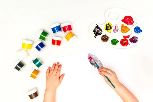 Childs hands painting a flower — Stock Photo, Image