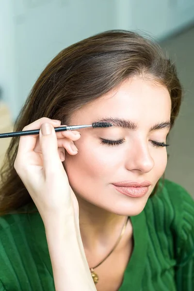 Woman paints the eyebrows — Stock Photo, Image