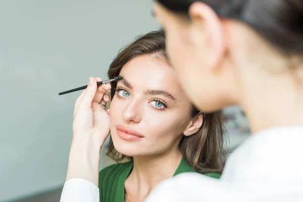 Femme peint les sourcils — Photo