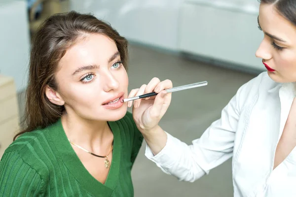 Vrouw schildert de lippen — Stockfoto