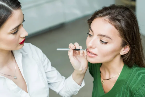 Vrouw schildert de lippen — Stockfoto