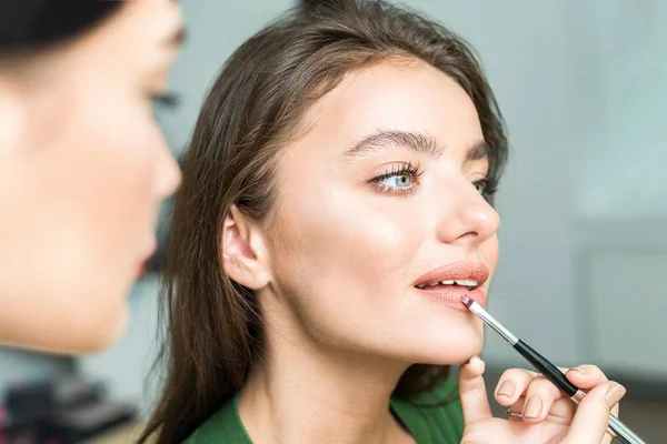 Vrouw schildert de lippen — Stockfoto