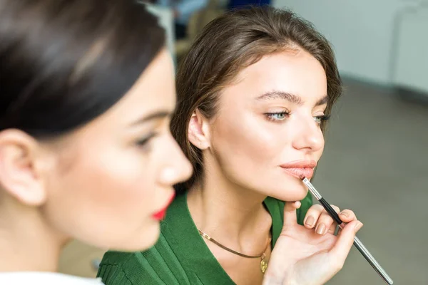 La mujer pinta los labios —  Fotos de Stock