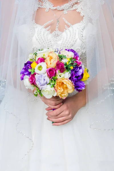 Buquê de casamento em mãos noivas — Fotografia de Stock