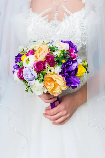 Gelin ellerinde düğün buketi — Stok fotoğraf