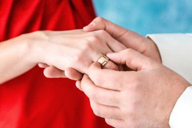 Gelinler parmağında yüzük