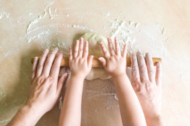 Çocuk ve baba el haddelenmiş hamur