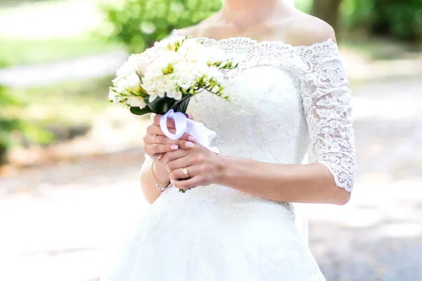 Bouquet in brides hands — Stock Photo, Image