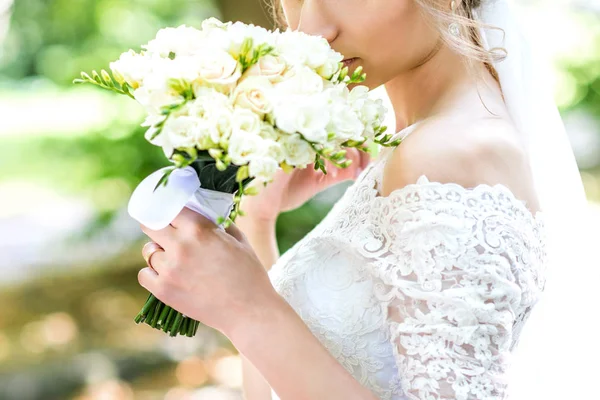 Bouquet dans les mains des mariées — Photo