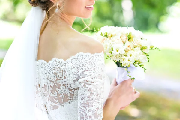 Kytice v rukou nevěsty — Stock fotografie