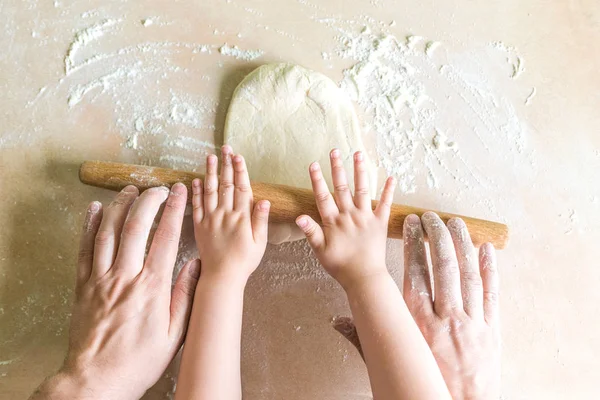 Niños y papá manos rollo de masa — Foto de Stock