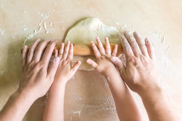 Çocuk ve baba el haddelenmiş hamur