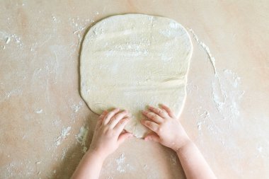 Çocuk el hamur yapmak