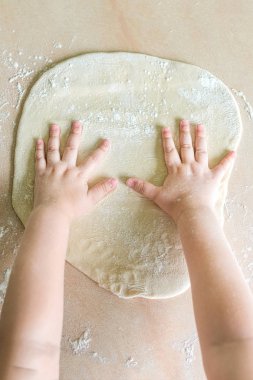 Çocuk el hamur yapmak