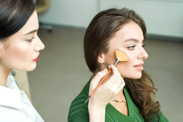 Mujer aplicando cosméticos — Foto de Stock