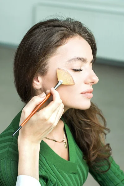 Mujer aplicando cosméticos —  Fotos de Stock