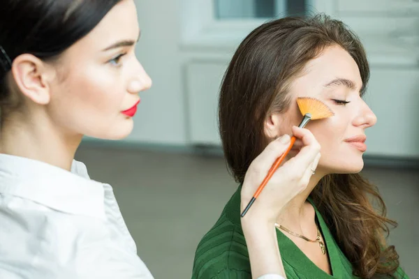 Vrouw toepassen cosmetische — Stockfoto