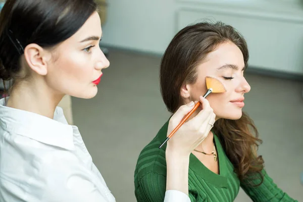 Mulher aplicando cosméticos — Fotografia de Stock