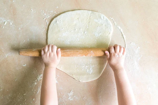 Niños manos rollo de masa —  Fotos de Stock