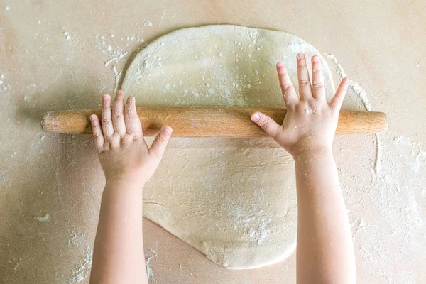 Niños manos rollo de masa —  Fotos de Stock