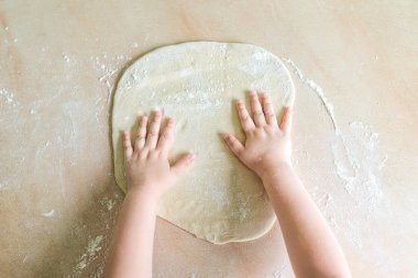 Çocuk el hamur yapmak