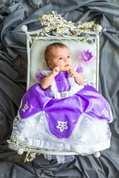 Nyfödd baby flicka prinsessa — Stockfoto