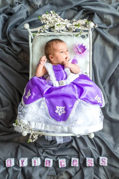 Újszülött baba lány hercegnő — Stock Fotó