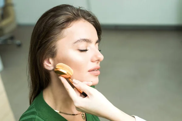 Mulher aplicando cosméticos — Fotografia de Stock