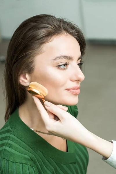 Mulher aplicando cosméticos — Fotografia de Stock