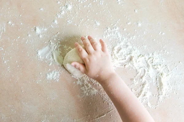 Las manos de los niños hacen masa —  Fotos de Stock