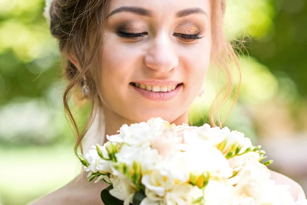 Bouquet dans les mains des mariées — Photo