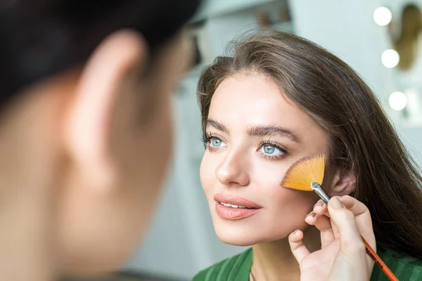 Mulher aplicando cosméticos — Fotografia de Stock