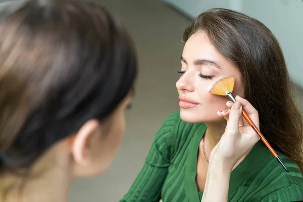 Kvinna applicera kosmetika — Stockfoto