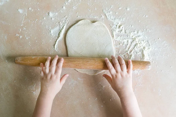 Çocuk el hamur rulo