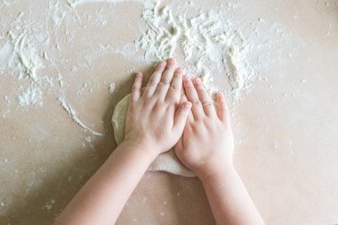 Çocuk el hamur yapmak