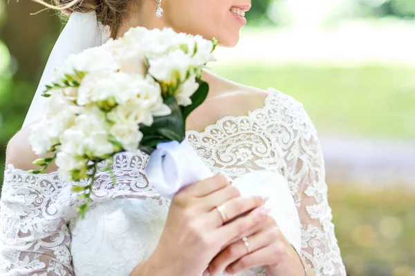 Bouquet dans les mains des mariées — Photo