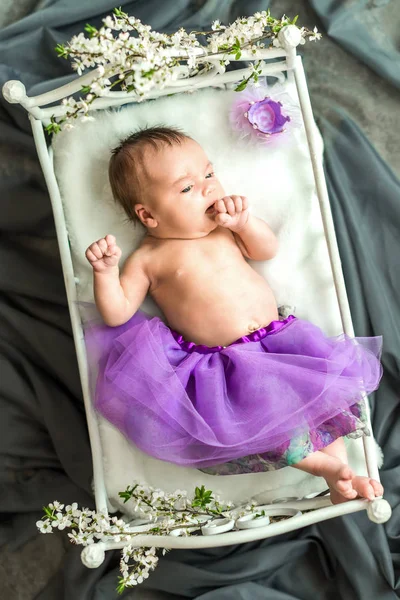 Nyfödd baby flicka prinsessa — Stockfoto