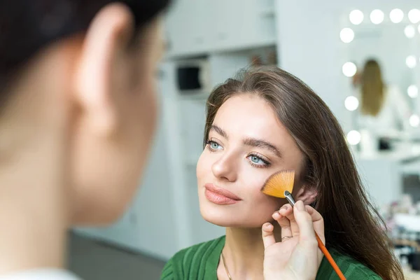 Mulher aplicando cosméticos — Fotografia de Stock