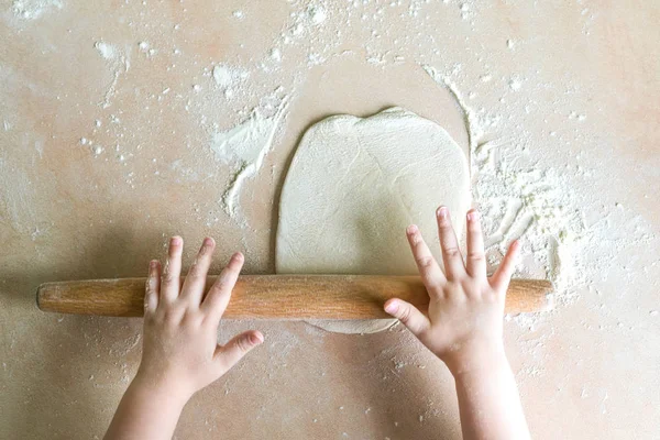 Niños manos rollo de masa —  Fotos de Stock