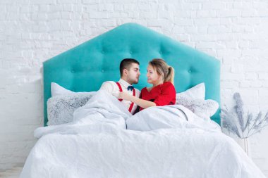 Çift yatakta yatarken