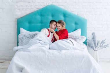 Çift yatakta yatarken