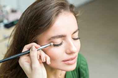 Fırça bej makyaj uygulamak