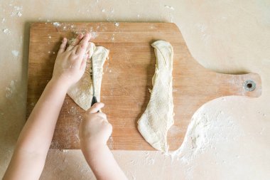 Çocuk kesme çiğ hamur eller