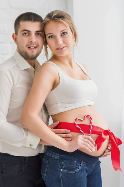 Homme et femme enceinte avec ventre — Photo