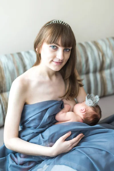 Mãe amamentando seu bebê recém-nascido — Fotografia de Stock