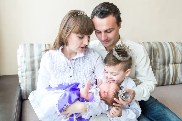 Familj med nyfött barn — Stockfoto