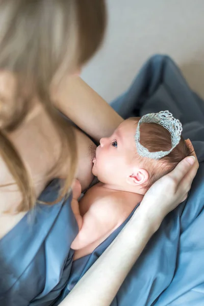 Matka karmienie piersią jej noworodka — Zdjęcie stockowe
