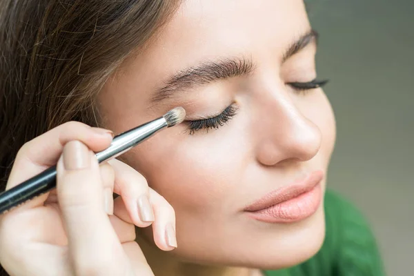 Cepillo aplicando maquillaje beige —  Fotos de Stock