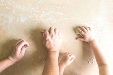 Çocuk ve babalar el yapar çiğ hamur