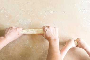 Üstten Görünüm ateş çocuk ve babalar el çiğ hamur yapar. Anaokulunda öğrenme